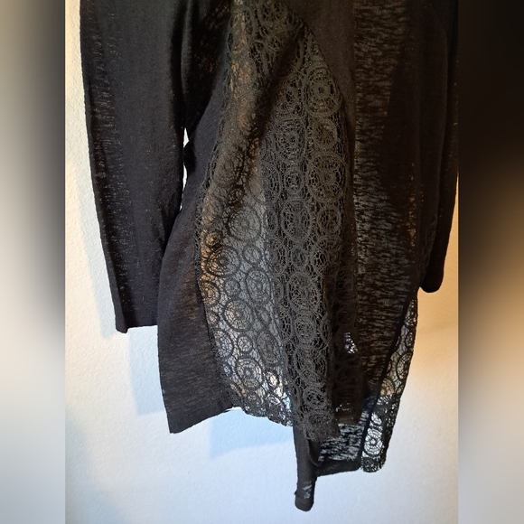 Black top size Large with lace on the side - Picture 7 of 8